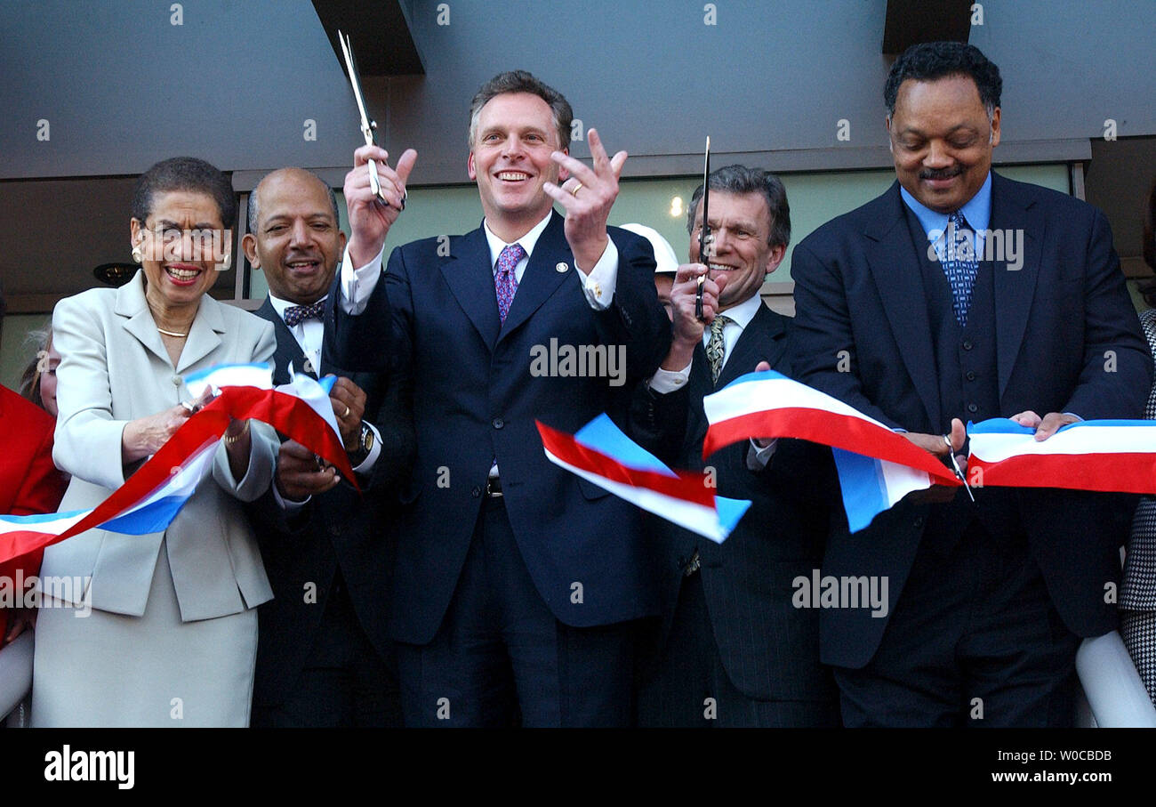 Demokratische Führer schneiden Sie den Ribbon Controller während einer Zeremonie die Enthüllung der umgestalteten demokratischen nationalen Sitz am 25. März 2004, in Washington. Von links sind Delegierte Eleanor Holmes Norton, GLEICHSTROM, Bürgermeister Tony Williams, DNC-Vorsitzender, Terry McAuliffe, Senator Tom Daschle und Pfr. Jesse Jackson. (UPI Foto/Rick Steele) Stockfoto