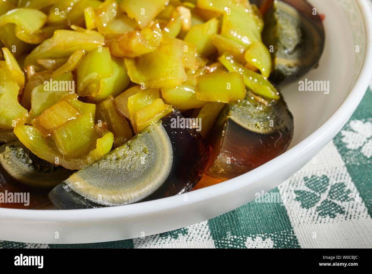 Ein kaltes Gericht von Jahrhundert ei Keile und gebratene grüne Paprika. Manchmal ist ein pidan Salat genannt. Stockfoto