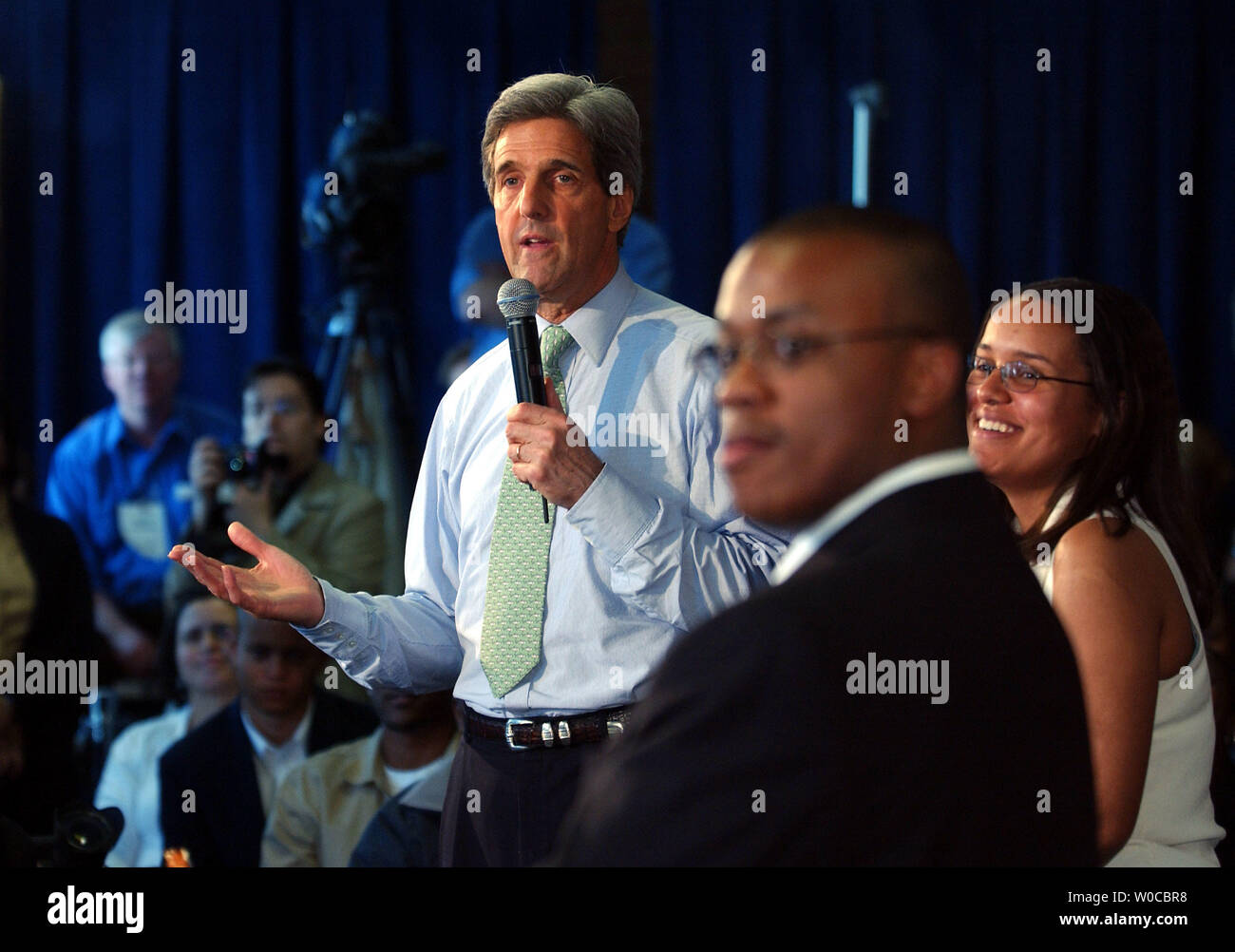 Demokratische Präsidentschaftskandidaten Senator John Kerry spricht mit Studenten an der Howard Universität am 15. April in Washington 2004. Kerry ist zu Besuch in Universitäten in ganz Amerika Bewusstsein für den politischen Prozess und Unterstützung unter den jüngeren Amerikaner zu erhöhen. (UPI Foto/Michael Kleinfeld) Stockfoto