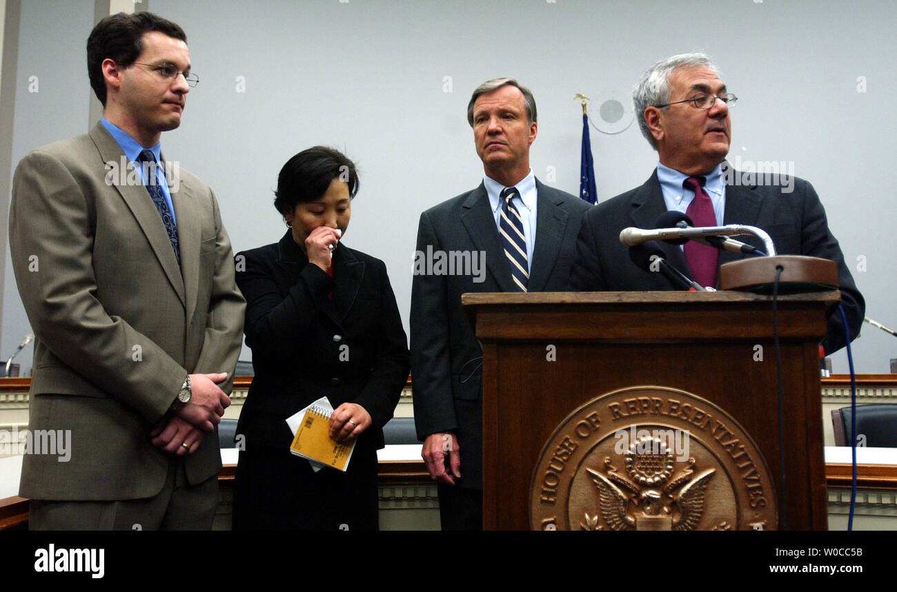 (L - R) Jared Genser, Rep. Christopher Cox, R-CA" und "Rep. Barney Frank, D-MA, Adressen Mitglieder der Presse auf einer Pressekonferenz in Bezug auf Dr. Yang, die am 26. April 2004 in Washington. Christina Fu, Ehefrau von Dr. Yang, ein Wohnsitz in den Vereinigten Staaten, die in China in den letzten zwei Jahren gehalten worden sind, wischt sich Tränen als sie beantworten Fragen. Yang wurde in China als pro Demokratie und hat im Gefängnis mit derzeit eine angemessene rechtliche Vertretung statt. (UPI Foto/Michael Kleinfeld) Stockfoto