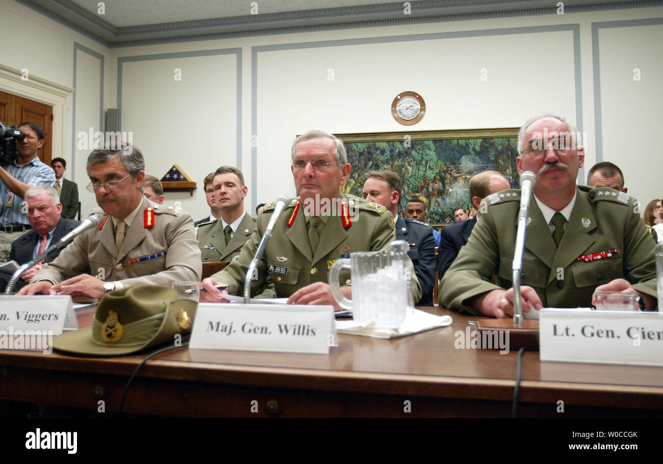 Maj. Allgemeine Freddie Viggers, Großbritannien militärische Sekretär (L), Generalmajor Simon Willis, Leiter des Australian Defence Personal (C) und Generalleutnant Mieczyslaw Cleniuch, erster stellvertretender Vorsitzender, die Polnischen Streitkräfte, warten ihre dreht sich während eines bewaffneten Dienstleistungen Konferenz auf dem Capitol Hill am 17. Mai 2004 zu sprechen. Auf der Tagung wurde der Koalition im Irak diskutieren. (UPI Foto/Rechnung Greenblatt) Stockfoto