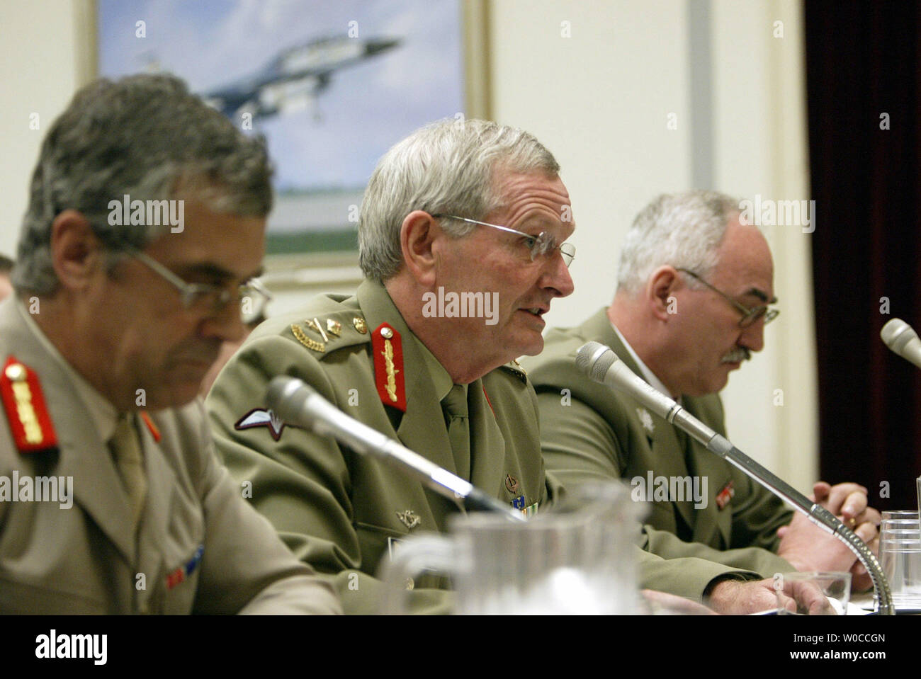 Generalmajor Simon Willis, Leiter des Australian Defence Personal (C) Antworten eine Frage während einer House Armed Services Committee Briefing auf dem Capitol Hill während Maj. Allgemeine Freddie Viggers, Großbritannien militärische Sekretär (L) und Generalleutnant Mieczyslaw Cleniuch, erster stellvertretender Vorsitzender, die Polnischen Streitkräfte, ihre Macht warten, am 17. Mai 2004 zu sprechen. Auf der Tagung wurde der Koalition im Irak diskutieren. (UPI Foto/Rechnung Greenblatt) Stockfoto