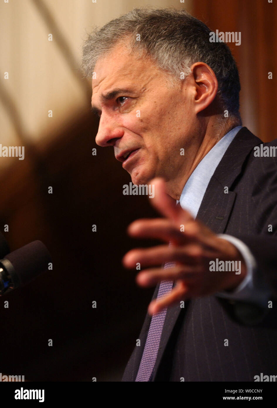 Unabhängige Partei Präsidentschaftskandidat Ralph Nader spricht den Mitgliedern der National Press Club am 3. Juni in Washington 2004. Nader kritisierte offen die beiden politischen Parteien, dass sie ein großes Geschäft versklavt sind. (UPI Foto/Michael Kleinfeld) Stockfoto