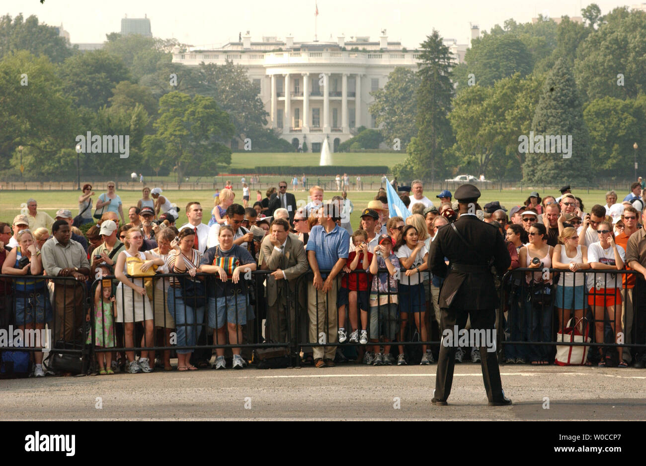 Washington D.C. metropolitain Polizei Kontrolle der Menge vor dem Weißen Haus vor dem Start des ehemaligen Präsidenten Ronald Reagan Trauerzug, Verfassung und Pennsylvania Wege an das State Capitol Juni 8, 2004. (UPI Foto/Rick Steele) Stockfoto