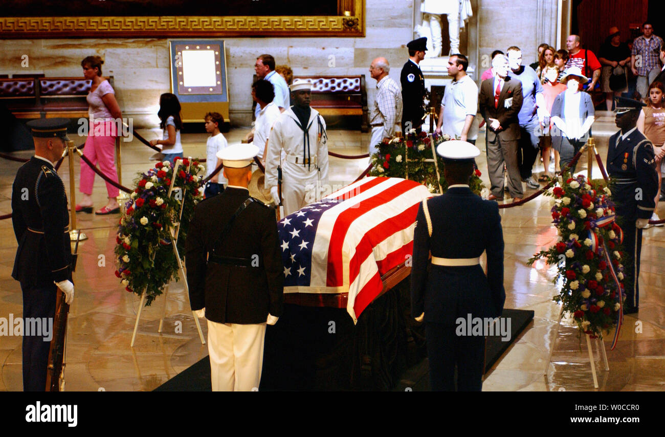 Der Körper des ehemaligen Präsidenten Ronald Reagan liegt in Staat unter der Rotunde des Kapitols in Washington D.C., den 10. Juni 2004. Tausende Datei leise hinter dem Sarg, um ihren Respekt zu der 40. Präsident der Vereinigten Staaten zu bezahlen. (UPI Foto/Rick Steele) Stockfoto