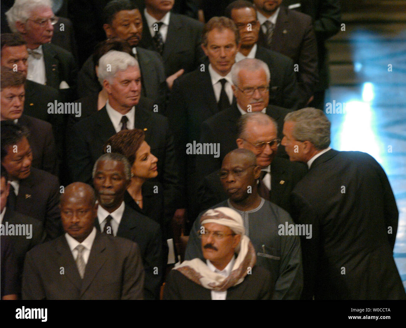 Präsident George W. Bush stoppt, um hallo zu sagen für ausländische Führungskräfte und spouces nach einem Staatsbegräbnis für ehemalige Präsident Ronald Reagan bei der National Cathedral in Washington am 11. Juni 2004. Führer der Welt Tribut, der 40. Präsident der Vereinigten Staaten. (UPI Foto/Pat Benic) Stockfoto