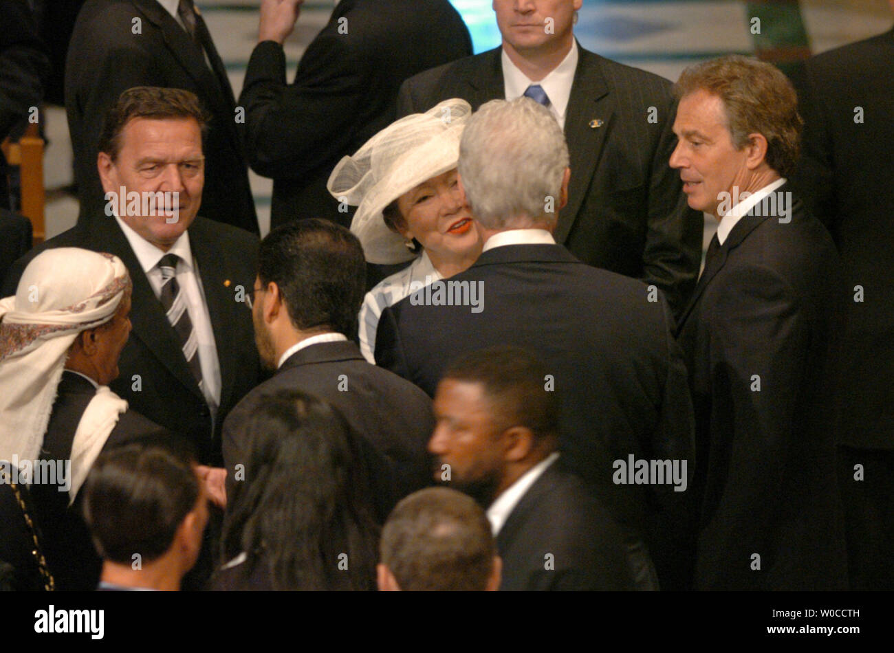 Der ehemalige Präsident Bill Clinton Gespräche mit ausländischen Führern und Würdenträger vor Staatsbegräbnis für ehemalige Präsident Ronald Reagan bei der National Cathedral in Washington am 11. Juni 2004. Auf der linken Seite ist Bundeskanzler Gerhard Schroeder und auf der rechten Seite ist der britische Premierminister Tony Blair. Führer der Welt Tribut, der 40. Präsident der Vereinigten Staaten. (UPI Foto/Pat Benic) Stockfoto