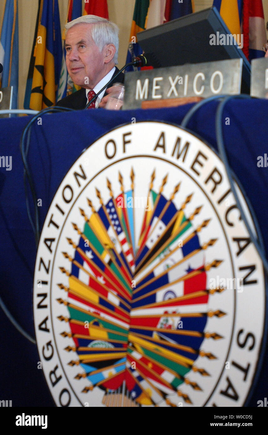 Senator Richard Lugar Adressen eine Sondersitzung der Organisation Amerikanischer Staaten am 21. Juni in Washington 2004. Lugar betont die Bedeutung der Beibehaltung einer starken demokratischen Werte in Südamerika in einer Zeit, in der die Aufmerksamkeit der Welt auf den Nahen Osten fest. (UPI Foto/Michael Kleinfeld) Stockfoto