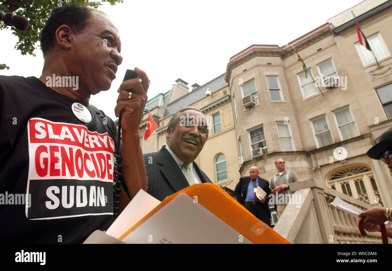 Pfr. Walter Fauntroy und Rep. Charles Rangel, D-NY, vor der Sudanesischen Botschaft in Protest zeigen über das, was Sie als Völkermord im Sudan, am 13. Juli 2004, in Washington. Rangel wurde später für stehend auf Sudanesischen Eigenschaft festgehalten. (UPI Foto/Roger L. Wollenberg) Stockfoto