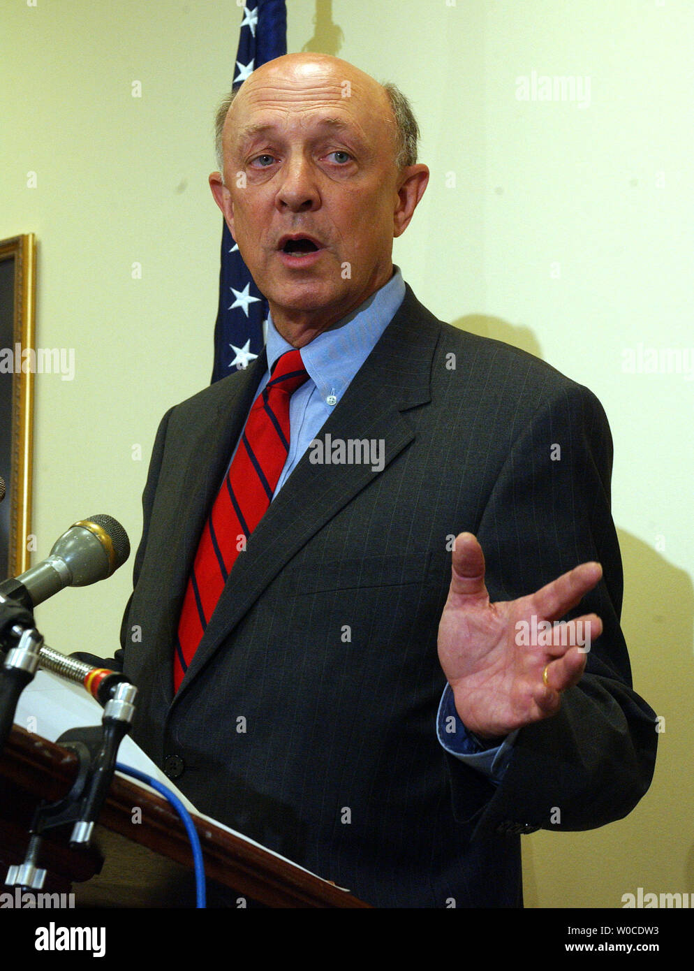 Der ehemalige Direktor der zentralen Intellilgence R. James Woolsey diskutiert die neuen Ausschuß für die gegenwärtige Gefahr während einer Pressekonferenz am 20. Juli 2004, auf dem Capitol Hill in Washington. Woolsey, dem Vorsitzenden des Ausschusses, sagte, der Kalte Krieg - Efr-Konzept wieder belebt worden ist, zu befürworten eine starke Politik gegen den Krieg gegen den Terrorismus helfen. (UPI Foto/Roger L. Wollenberg) Stockfoto