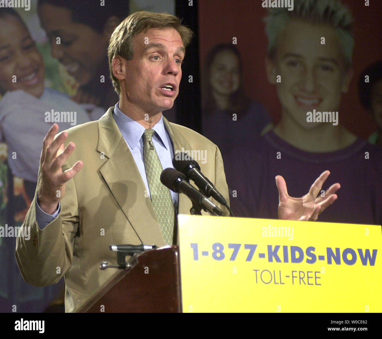 Reg. Mark Warner (D-VA), Vorsitzender der National Governors Association, sprach auf einer Pressekonferenz heute im National Press Club in Washington, der Prüfung der Mangel an Gesundheit und Pflege der Kinder, die keine Versicherung abgeschlossen haben. Die Konferenz wurde ein Zurück zu Schule Kampagne ausreichende Mittel für benachteiligte Familien genannt, die Kinder und Familien zur Verfügung zu stellen. Vier Jahre nationale Initiative zur Erhöhung der Anzahl der Familien, die davon profitieren, health care, organisiert von der Robert Wood Johnson Stiftung. (UPI Foto/Arianne Starnes) Stockfoto