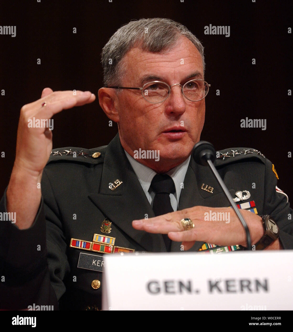 General Paul Kern, bezeugt vor dem Senat Armed Service Committee über die Mißbräuche der 205th Military Intelligence Brigade im Gefängnis Abu Ghraib, Irak. Er sagte, dass Fehler, die aufgrund eines Mangels an Soldaten und allgemeinen Chaos gemacht wurden. (UPI Foto/Michael Kleinfeld) Stockfoto