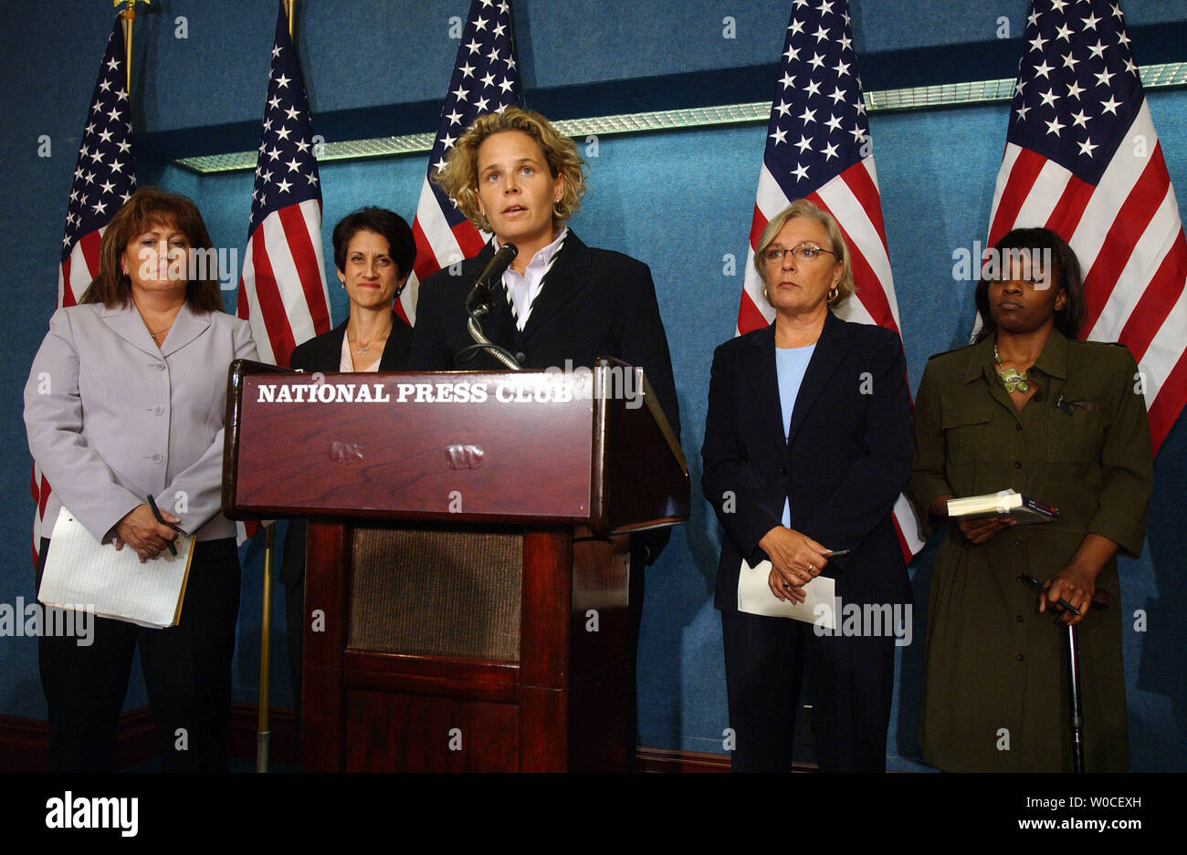 Patty Casazza, Lorie Van Auken, Kristen Breitweiser, Mindy Kleinberg und April galoppieren, links nach rechts, in einer Pressekonferenz von mehreren 9/11 Witwen statt Teilnahme Demokratische Präsidentschaftskandidat John Kerry im National Press Club in Washington am September 14, 2004 zu billigen. Die Frauen geäußerte Befürchtung, dass die Politik der Bush-Regierung im Kampf gegen den Terrorismus unzureichend waren. (UPI Foto/Roger L. Wollenberg) Stockfoto