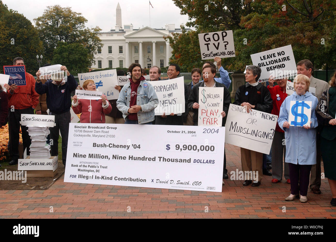 Demonstranten, die gegen Sinclair Broadcast Group vor dem Weißen Haus in Washington demonstrieren am Okt. 22, 2004. Sie sind über Unternehmen plant gestohlenes Ehre zu Luft: Wunden, die niemals heilen", ein Dokumentarfilm kritisiert John Kerrys Vietnam Datensatzes umgekippt. Das Unternehmen hat sich von der Ausstrahlung der gesamten Show gesichert, dass es plant, die Luft nun nur Teile. (UPI Foto/Roger L. Wollenberg) Stockfoto