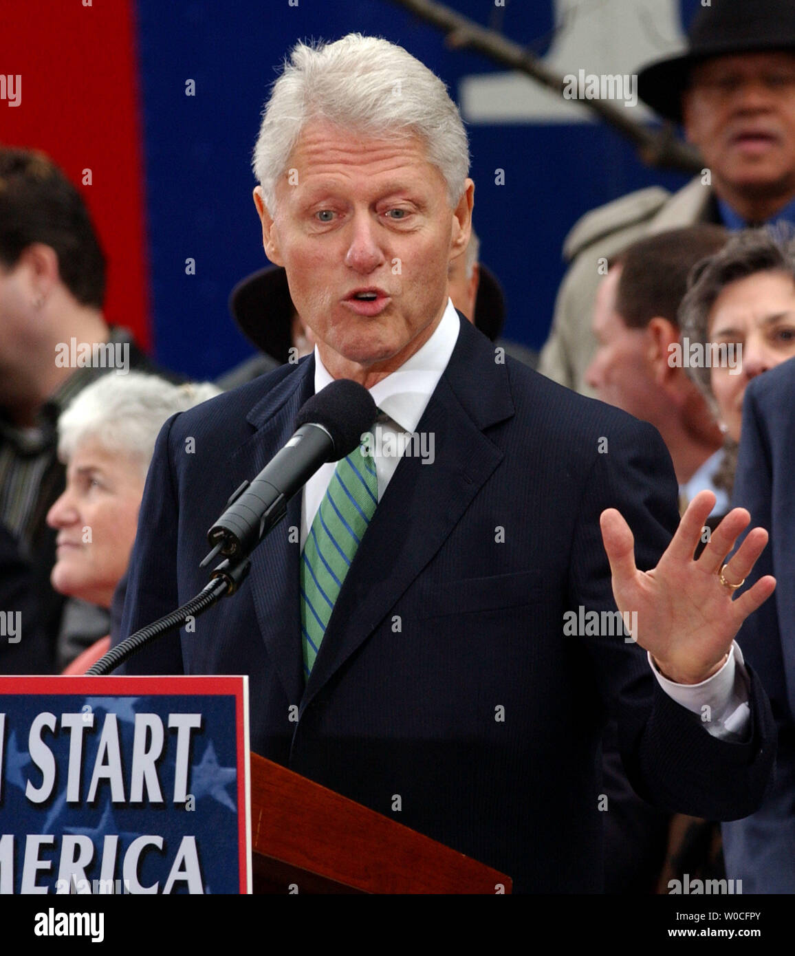 Der ehemalige Präsident Bill Clinton spricht mit Anhängern von Senator John Kerry bei einer Kampagne Anschlag in Philadelphia, PA am 25. Oktober 2004. Clinton, der erholt sich von einer Herzoperation bildet seine erste öffentliche Kampagne Aussehen seit hospitalisiert werden. Mit acht Tage vor dem Wahltag, Kerry und Präsident George W. Bush laufen Hals und Nacken in Umfragen mit dem Präsidenten in einer leichten führen. (UPI Foto/Michael Kleinfeld) Stockfoto