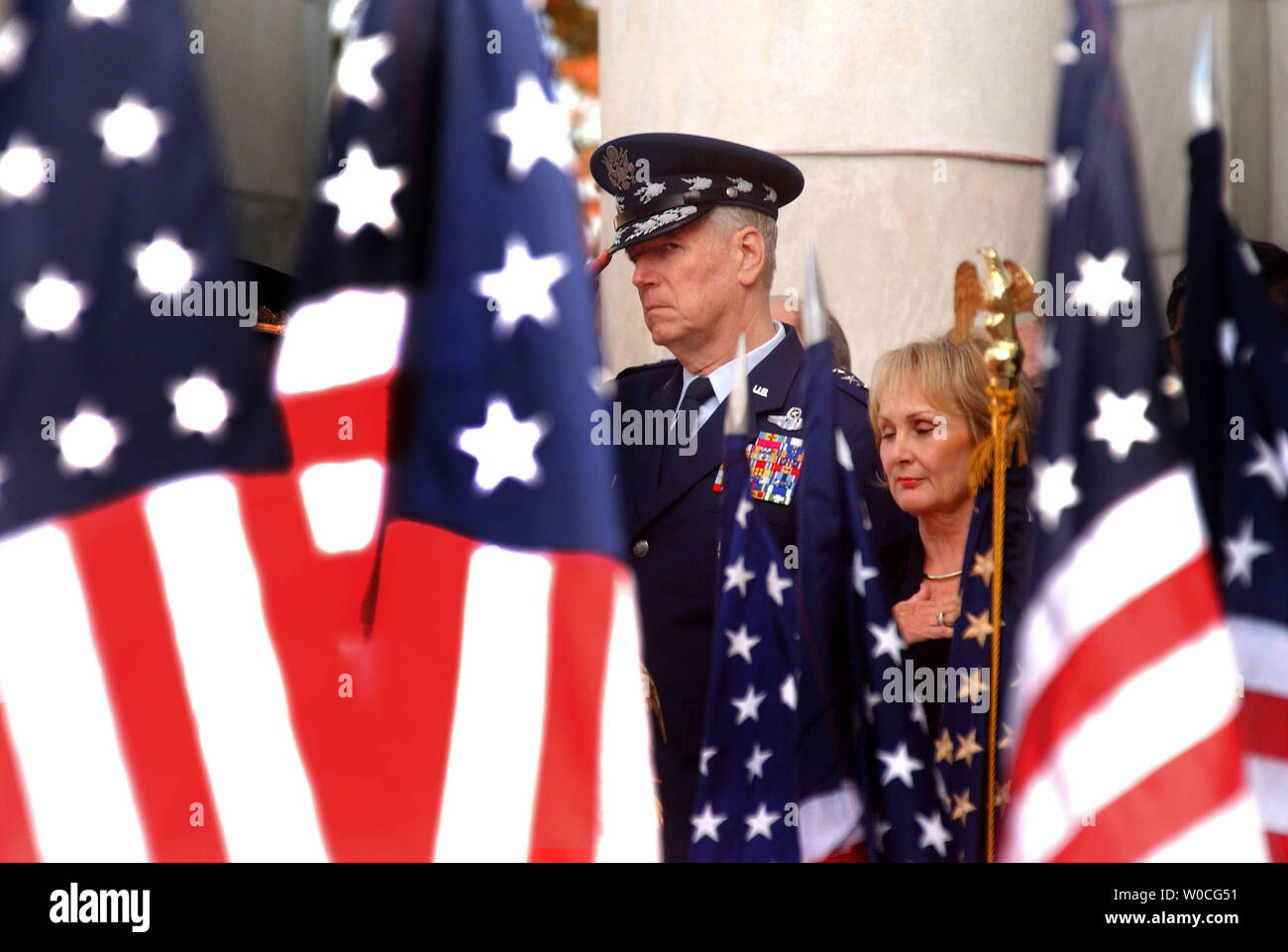 General Richard Myers, Vorsitzender des Generalstabs, begrüßt die Farben während einer Zeremonie für Veteranen Tag am Denkmal Amphitheater auf dem Arlington National Cemetery am 11. November 2004. Präsident George W. Bush sagte später, dass sogar in diesem Moment, Truppen im Irak kämpften, und dass alle Amerikaner sollten daran denken und wissen, das Opfer der Männer und Frauen in den Vereinigten Staaten Streitkräfte machen Freiheit zu Hause und im Ausland zu erhalten. (UPI Foto/Michael Kleinfeld) Stockfoto