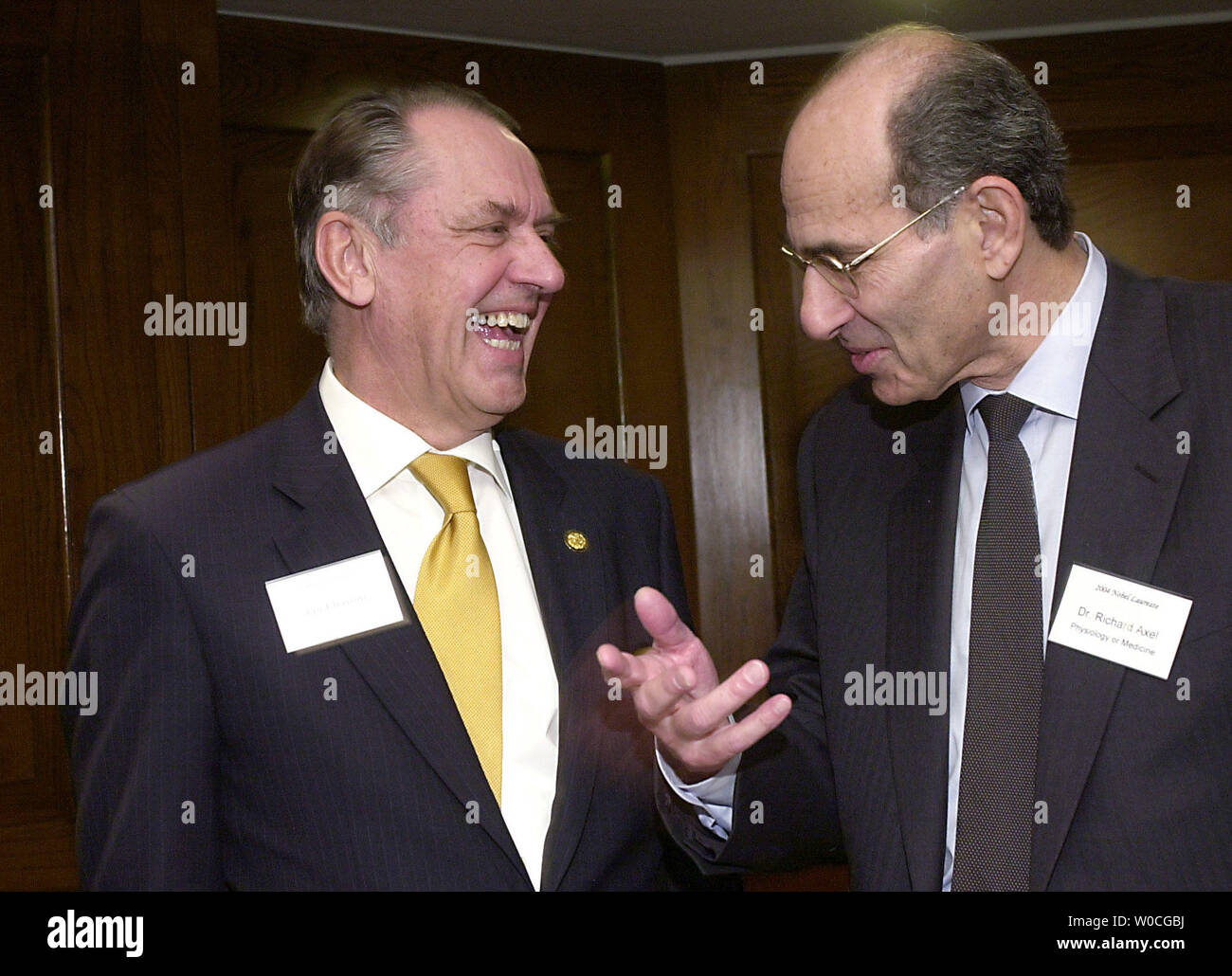 Schwedische Botschafter Herrn Jan Eliasson spricht mit Richard Axel, Nobelpreisträger für Physiologie oder Medizin, auf einer Pressekonferenz in der Wyndham Hotel in Washington am 1. Dezember 2004. Die Nobelpreise sind eine der höchsten zivilen Auszeichnungen jährlich in Swedan und Norwegen gegeben. Die Preise werden in sechs Kategorien vergeben: Physiologie oder Medizin, Physik, Chemie, Literatur, Frieden und Wirtschaft (UPI Foto/Arianne Starnes) Stockfoto