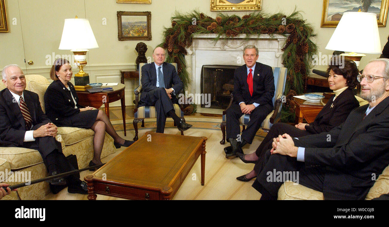 Us-Präsident George W. Bush, Mitte, erfüllt mit der Sozialen Sicherheit Treuhänder im Oval Office des Weißen Hauses am Dez. 9, 2004. Von links sind Treuhänder Thomas R. gespart, Herr Kommissar für soziale Sicherheit Jo Anne B Barnhart, US-Finanzminister John Snow, Sekretär der Arbeit Elaine Chow und Treuhänder John L. Palmer. (UPI Foto/Roger L. Wollenberg) Stockfoto