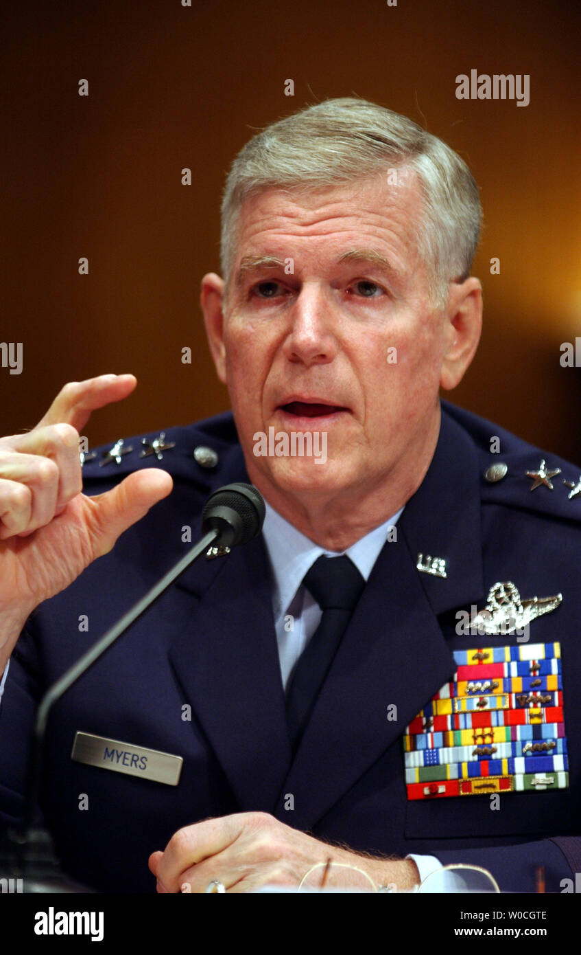 General Richard Myers, Vorsitzender des Generalstabs, bespricht die militärischen Operationen in Irak und Afghantistan auf dem Capitol Hill am 20. April 2004, bei einem Auftritt vor dem Senate Armed Services Committee. (UPI Foto/Michael Kleinfeld) Stockfoto