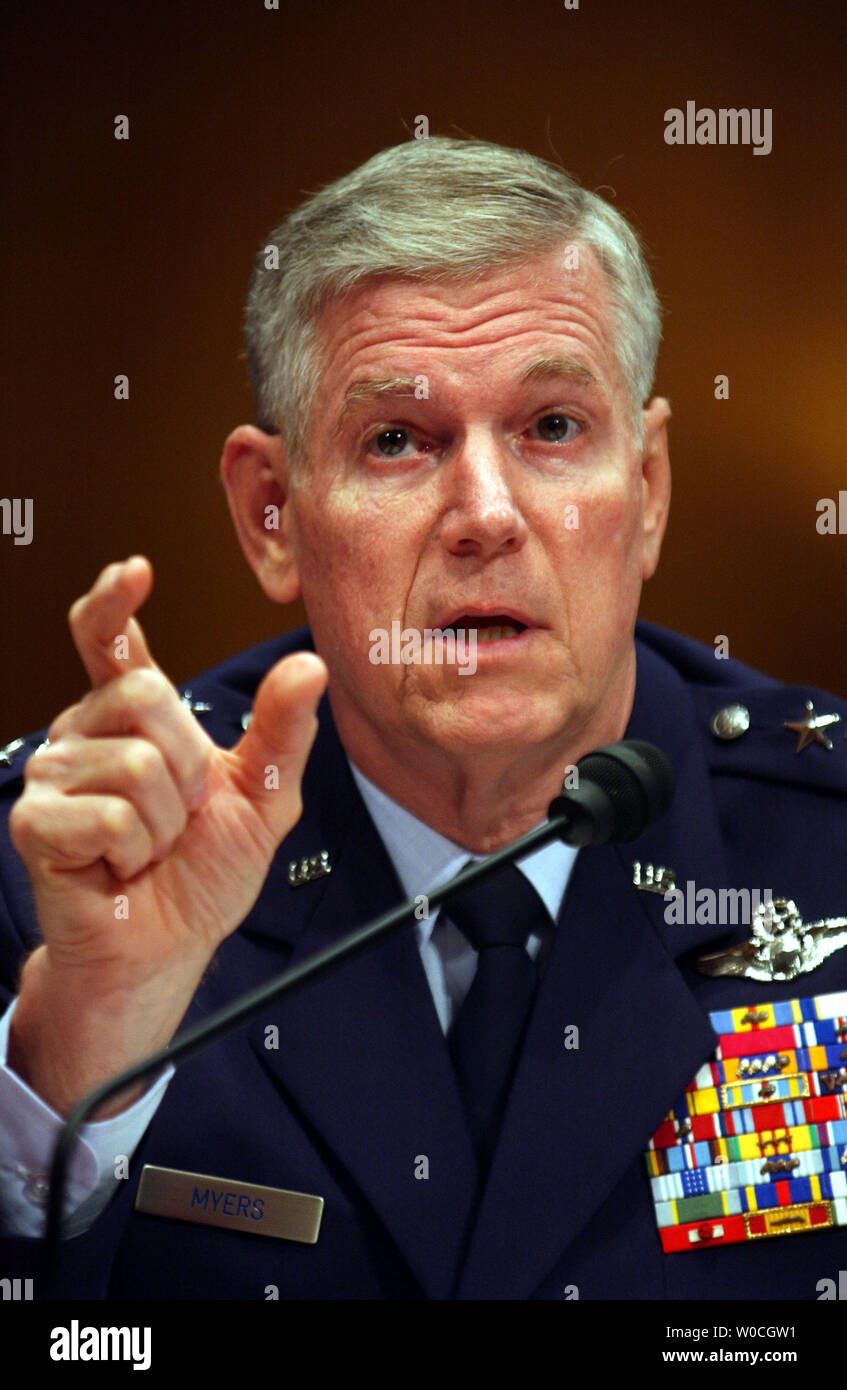 General Richard Myers, Vorsitzender des Generalstabs, bespricht die militärischen Operationen in Irak und Afghantistan auf dem Capitol Hill am 20. April 2004, bei einem Auftritt vor dem Senate Armed Services Committee. (UPI Foto/Michael Kleinfeld) Stockfoto