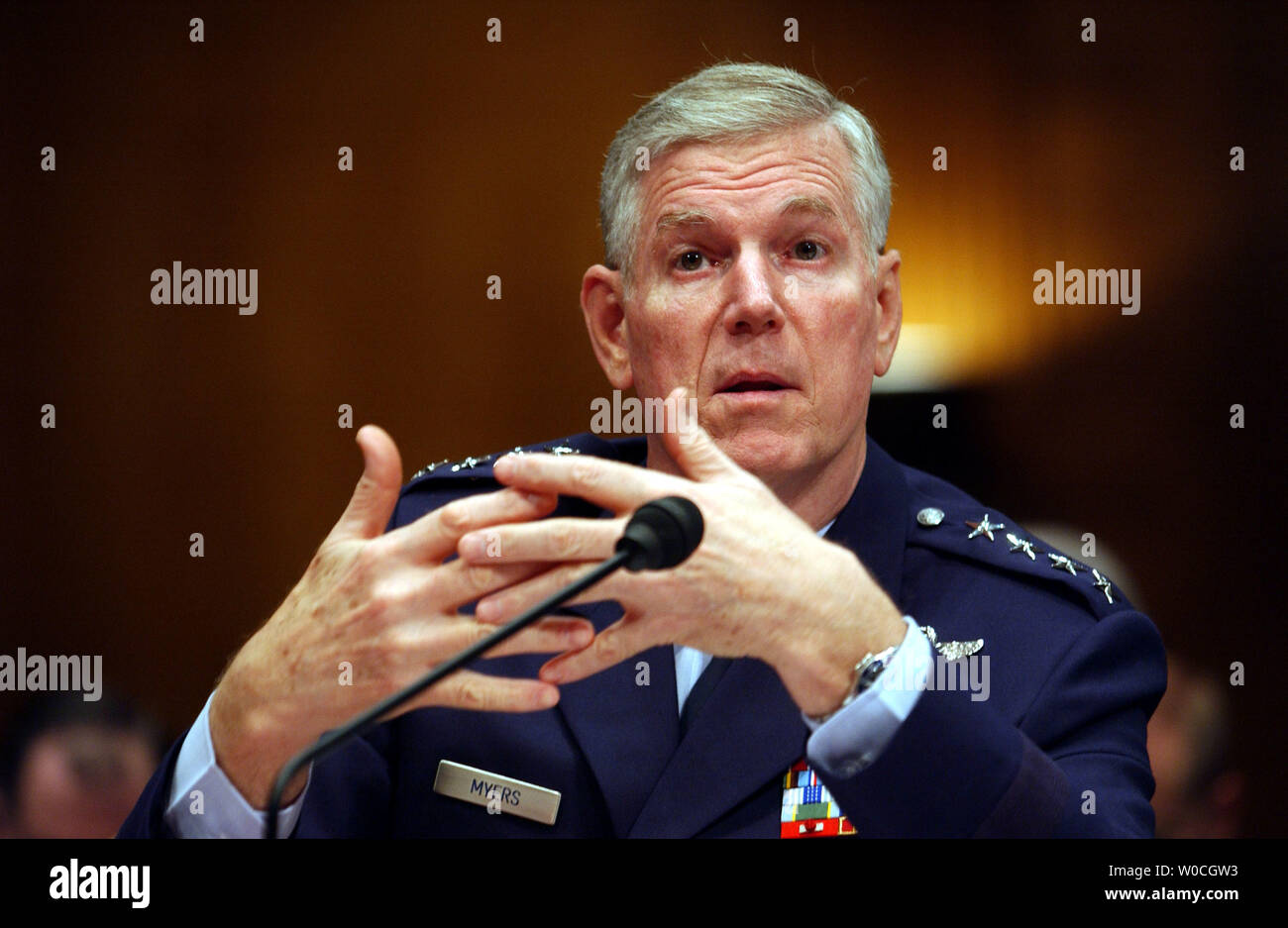 General Richard Myers, Vorsitzender des Generalstabs, bespricht die militärischen Operationen in Irak und Afghantistan auf dem Capitol Hill am 20. April 2004, bei einem Auftritt vor dem Senate Armed Services Committee. (UPI Foto/Michael Kleinfeld) Stockfoto