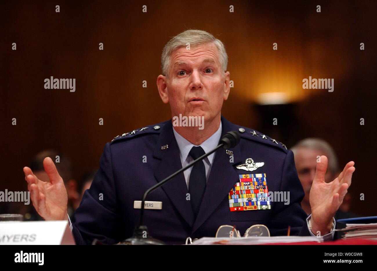 General Richard Myers, Vorsitzender des Generalstabs, bespricht die militärischen Operationen in Irak und Afghantistan auf dem Capitol Hill am 20. April 2004, bei einem Auftritt vor dem Senate Armed Services Committee. (UPI Foto/Michael Kleinfeld) Stockfoto