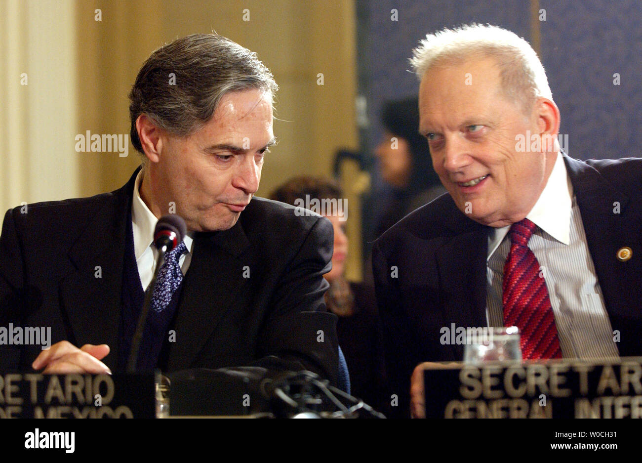 Mexian Auswärtige Angelegenheiten Außenminister Luis Ernesto Derbez, links, und Generalsekretär der OAS Luigi R. Einaudi sprechen, bevor Derbez die OAS am 31.01.12, in Washington 2005 gerichtet. (UPI Foto/Roger L. Wollenberg) Stockfoto