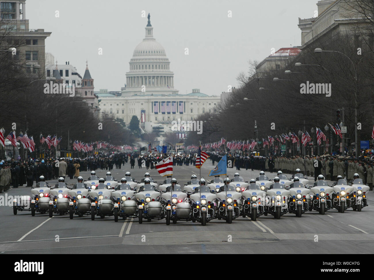 Mitglieder der Washington D.C. Motorrad corps machen sich auf den Weg nach Pennsylvania Avenue führt die Parade nach dem Amtsantritt von Präsident George W. Bush auf dem US Capitol in Washington, D.C. am 20. Januar 2005. (UPI Foto/Rechnung Greenblatt) Stockfoto