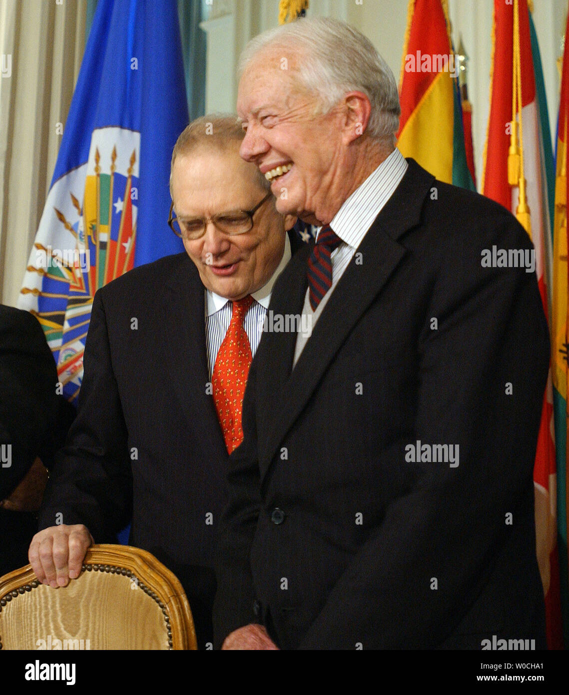 Der ehemalige Präsident Jimmy Carter, rechts, kommt mit Botschafter Luigi R. Einaudi, der Generalsekretär der Organisation der Amerikanischen Staaten, am 31.01.25, 2005, in Washington. (UPI Foto/Roger L. Wollenberg) Stockfoto