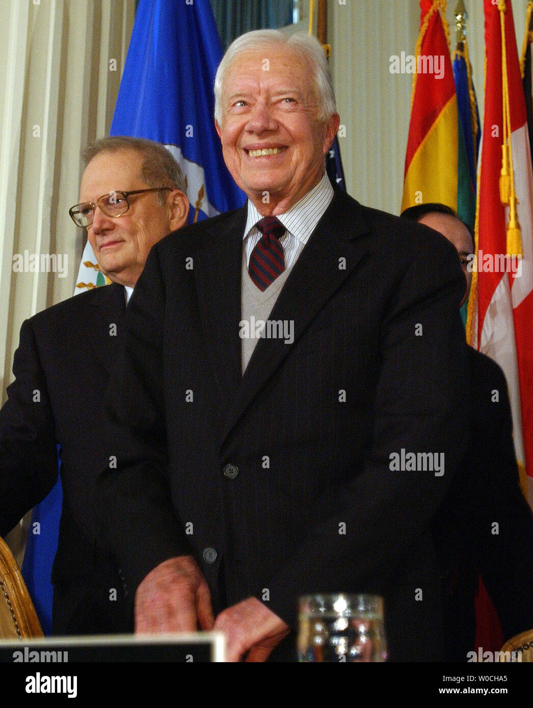 Der ehemalige Präsident Jimmy Carter, rechts, kommt mit Botschafter Luigi R. Einaudi, der Generalsekretär der Organisation der Amerikanischen Staaten, am 31.01.25, 2005, in Washington. (UPI Foto/Roger L. Wollenberg) Stockfoto