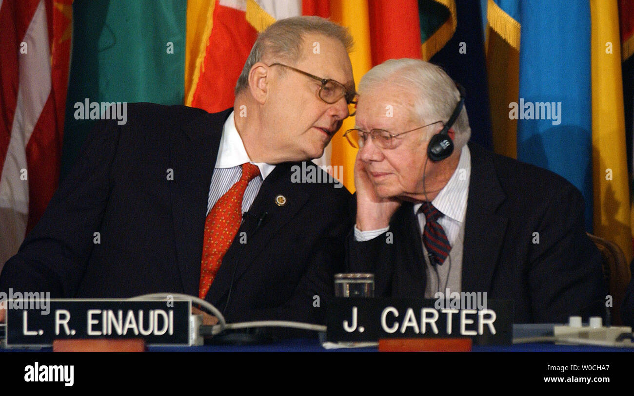 Der ehemalige Präsident Jimmy Carter, rechts, spricht mit Botschafter Luigi R. Einaudi, der Generalsekretär der Organisation der Amerikanischen Staaten, am 31.01.25, 2005, in Washington. (UPI Foto/Roger L. Wollenberg) Stockfoto