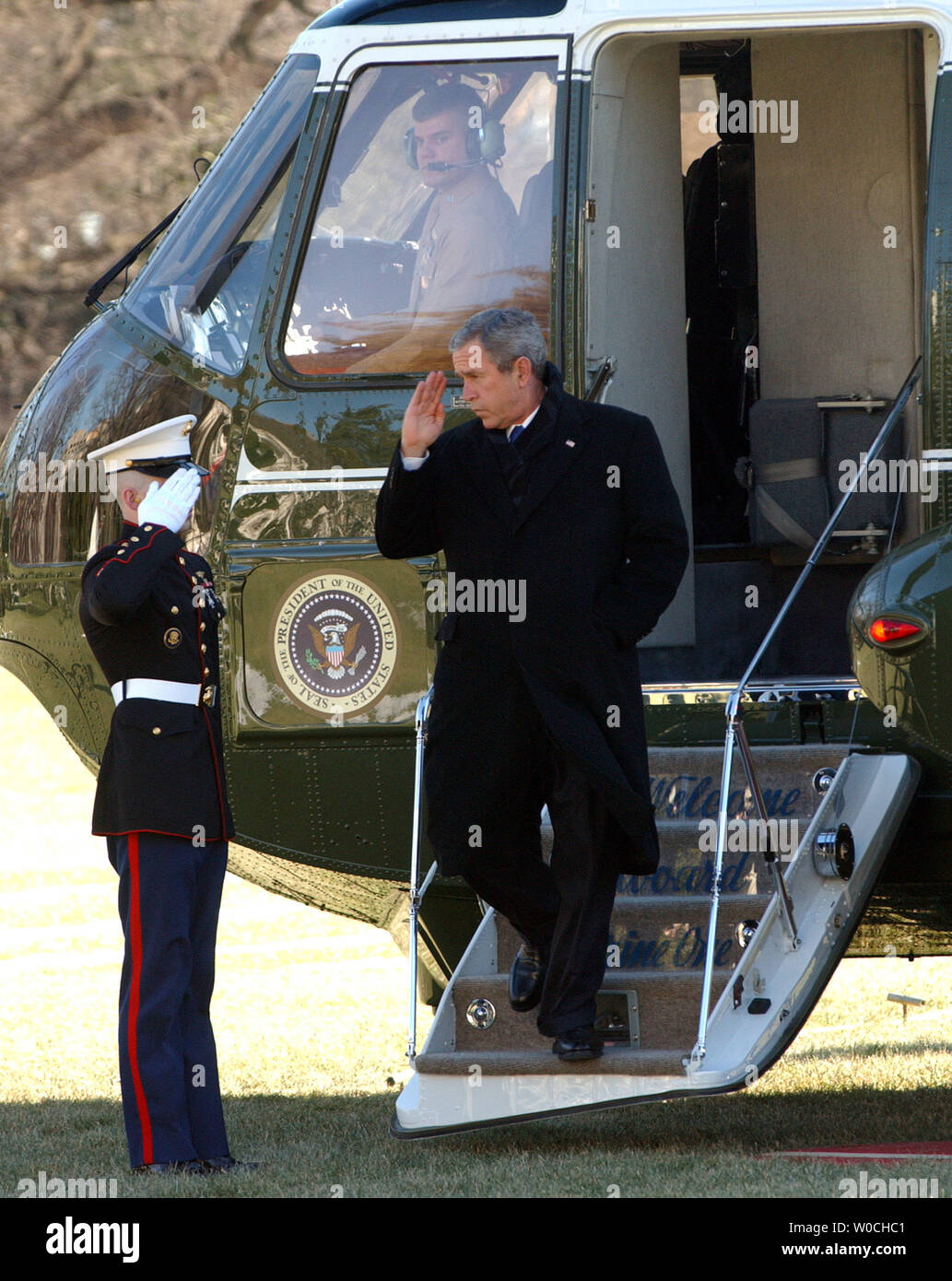 Us-Präsident George W. Bush begrüßt seine Marine escort auf der South Lawn des Weißen Hauses, als er aus einem Forum über das Gesundheitswesen an der Cleveland Klinik am 31.01.27, 2005 eintrifft. (UPI Foto/Roger L. Wollenberg) Stockfoto