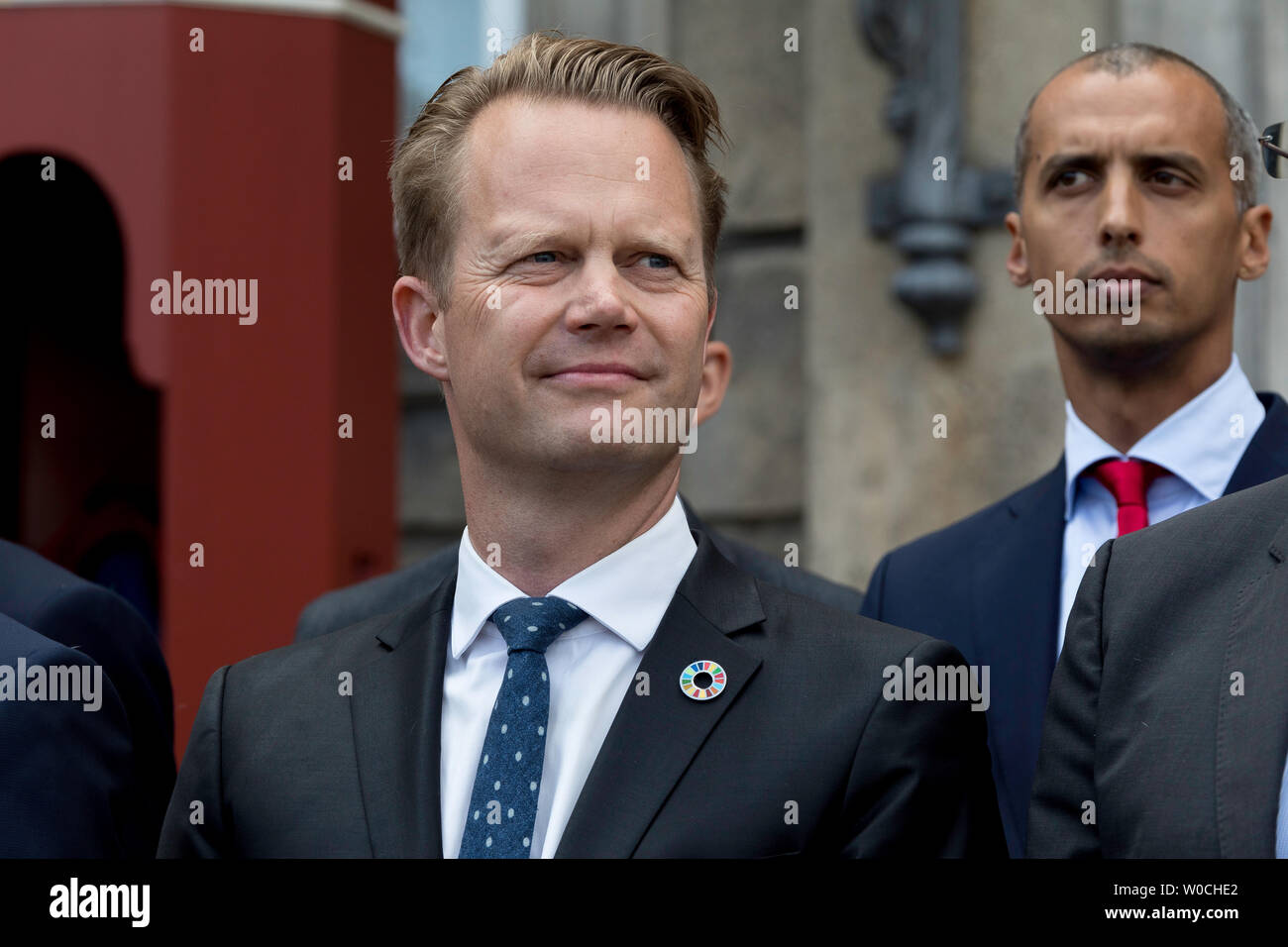 Neue dänische Minister für Auswärtige Angelegenheiten Jeppe Kofod und Minister für Integration, Mattias Tesfaye auf ihren ersten Tag bei der Arbeit. Stockfoto