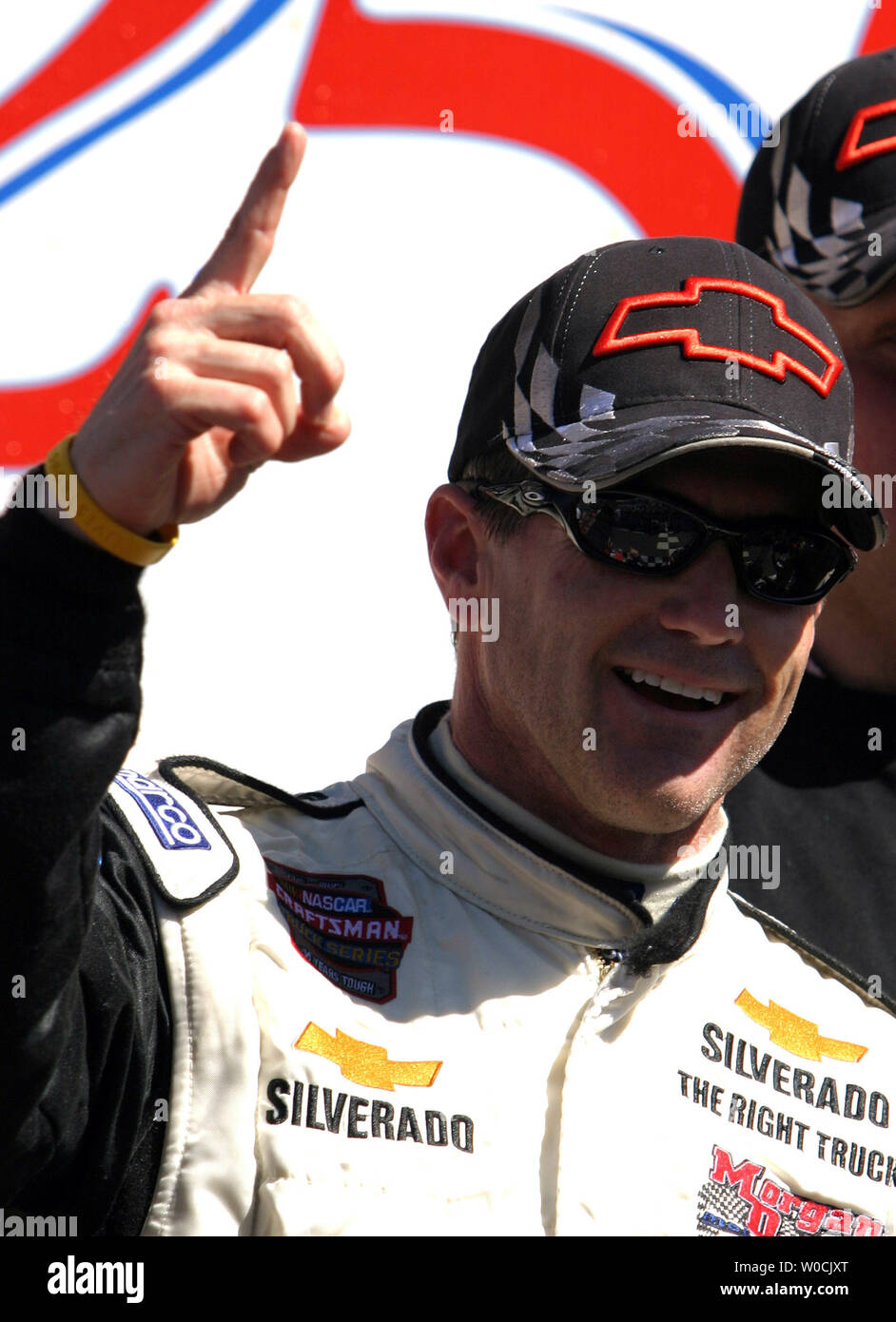 Bobby Labonte feiert seinen ersten Platz Sieg an den Kroger 250 auf dem Martinsville Speedway in Martinsville VA, am 14. April 2005. (UPI Foto/Kevin Dietsch) Stockfoto