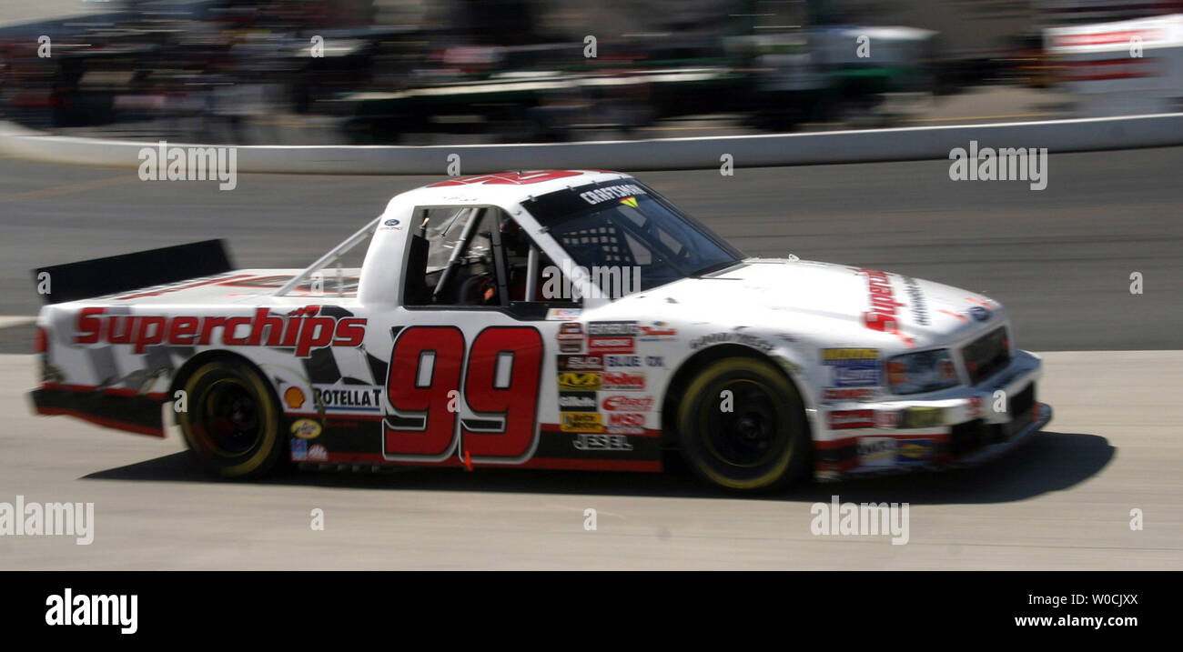 Ricky Carvwn (99) Rennen an zweiter Stelle bei der Kroger 250 auf dem Martinsville Speedway in Martinsville VA gehalten zu beenden, am 14. April 2005, wurde das Rennen von Bobby Labonte gewann. (UPI Foto/Kevin Dietsch) Stockfoto