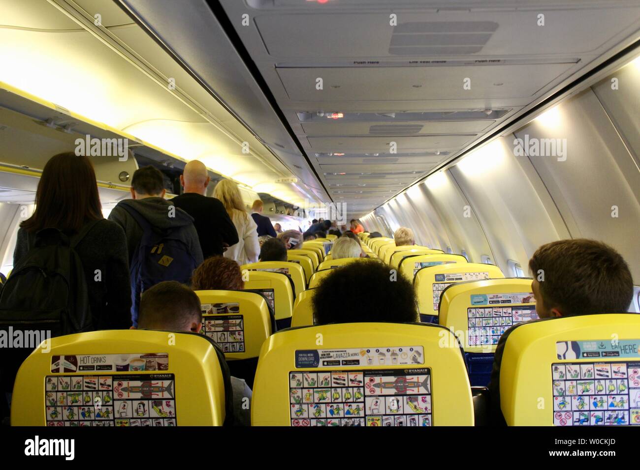 Fahrgäste im Gang einen Ryanair Flug Stockfoto