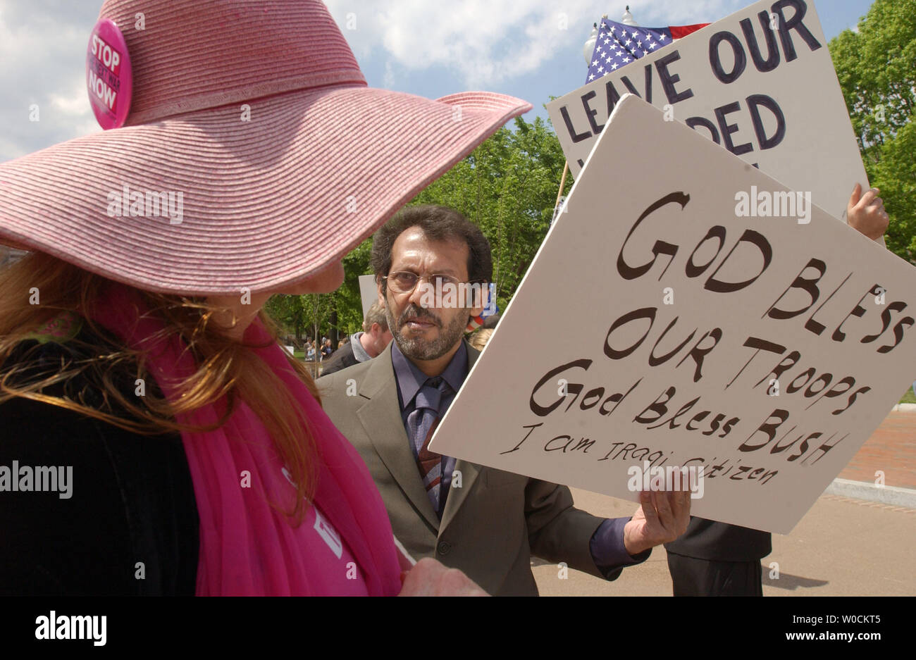 Ein Code Pink Demonstrant hat eine hitzige Diskussion mit einem Mann Unterstützung des Krieges im Irak, während einer Demonstration am 1. April in Washington 2005. Code Pink behauptet, der Krieg ist nicht gegen den Terrorismus, sondern auch für geschäftliche Interessen in den USA (UPI Foto/Michael Kleinfeld) Stockfoto