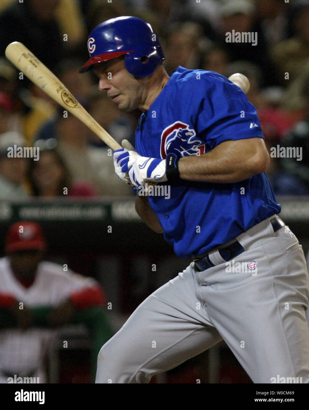 Chicago Cubs Jason Dubois ist von einer Tonhöhe von Washington Nationals Krug Luis Ayala, am RFK Stadium in Washington, DC am 13. Mai 2005. Die Jungen besiegt die Angehörigen 6-3. (UPI Foto/Kevin Dietsch) Stockfoto