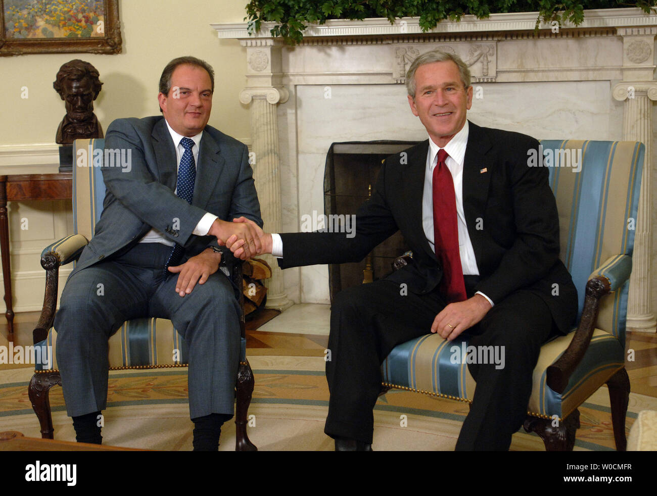 Präsident George W. Bush begrüßt der griechische Ministerpräsident Kostas Karamanlis, Links, um das Oval Office am 20. Mai 2005 in Washington. Sie diskutierten über den Krieg im Irak und die aktuelle Situation in Zypern. (UPI Foto/Michael Kleinfeld) Stockfoto