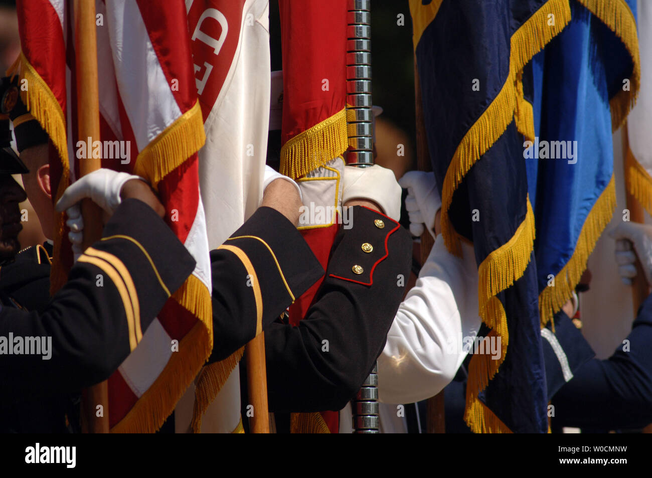 Die Mitglieder der Ehrengarde stand auf Aufmerksamkeit während eines Memorial Day Zeremonie am Grab der Unbekannten, am 30. Mai 2005 in Arlington National Cemetery. In diesem Jahr, die Mitglieder der bewaffneten Dienstleistungen besondere Hommage an diejenigen, die im Irak und in Afghanistan gestorben sind. (UPI Foto/Michael Kleinfeld) Stockfoto