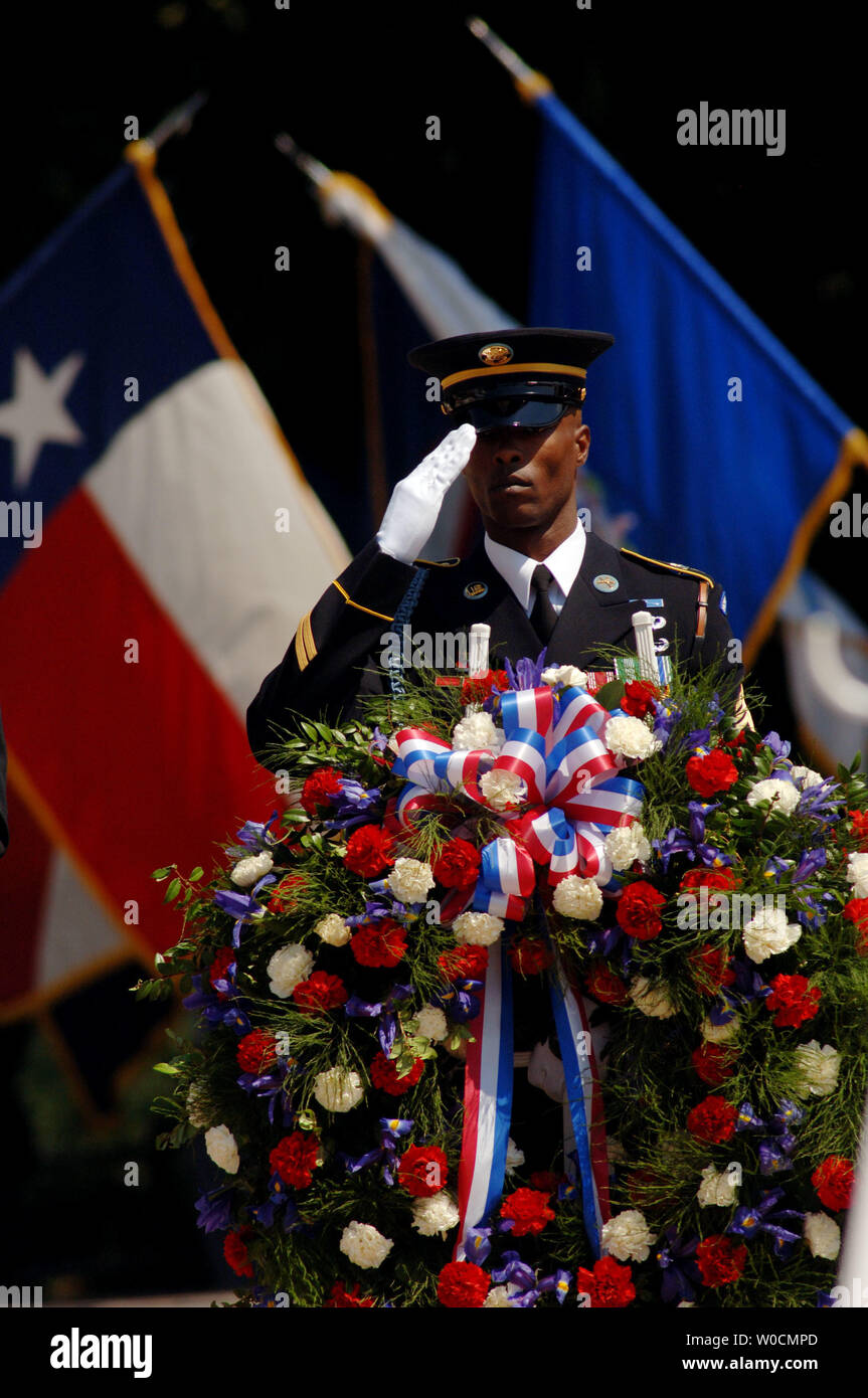 Staff Sgt. Alfred Lineare begrüßt der Kranz, die während des Memorial Day Zeremonie am Grab der Unbekannten gelegt wird, am 30. Mai 2005 in Arlington National Cemetery. In diesem Jahr, die Mitglieder der bewaffneten Dienstleistungen besondere Hommage an diejenigen, die im Irak und in Afghanistan gestorben sind. (UPI Foto/Michael Kleinfeld) Stockfoto