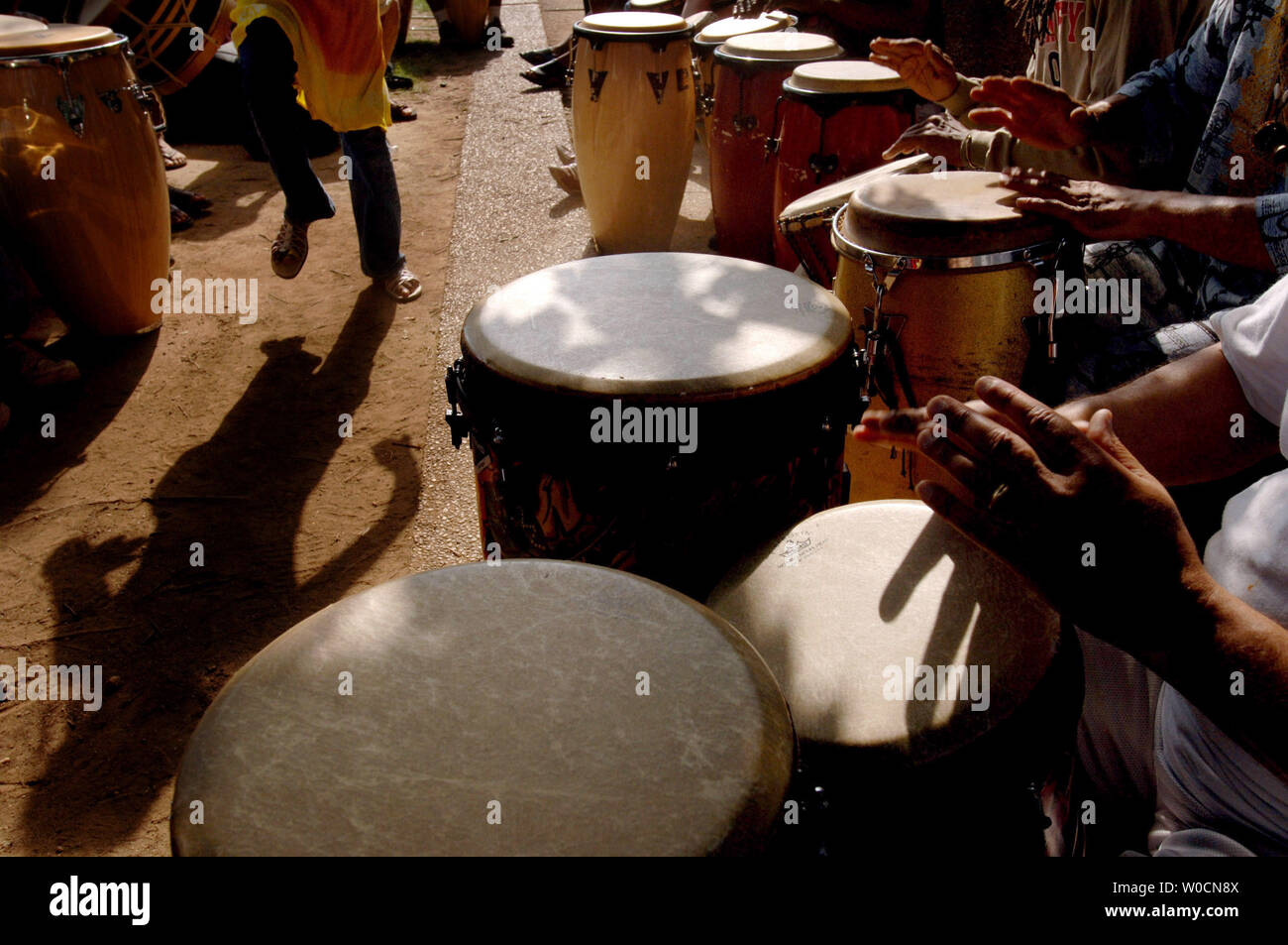 Ein DC-lokale Tänze bei Malcom X Park wie andere in einem Drum Circle in Washington am 12. Juni 2005 teilnehmen. Lokale Künstler und Musiker versammeln sich jeden Sonntag zum Spielen, Verweilen und Tanzen zu den Percussion, wie das Wetter in DC wärmer. (UPI Foto/Michael Kleinfeld) Stockfoto