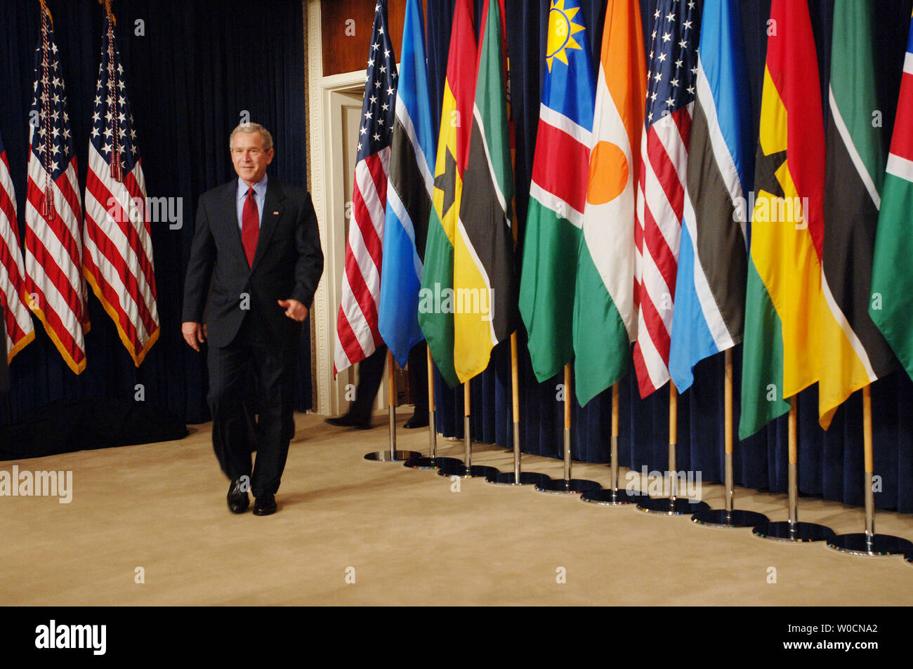 Präsident George W. Bush geht aus Mitglieder der Presse, die mit den Präsidenten von Botswana, Ghana, Mosambik und Namibia, nicht gezeigt, am 13. Juni 2005 in Washington. Die Führer sind in Washington Handel, dept Reduzierung zu besprechen, und der Kampf gegen den Terrorismus. (UPI Foto/Michael Kleinfeld) Stockfoto
