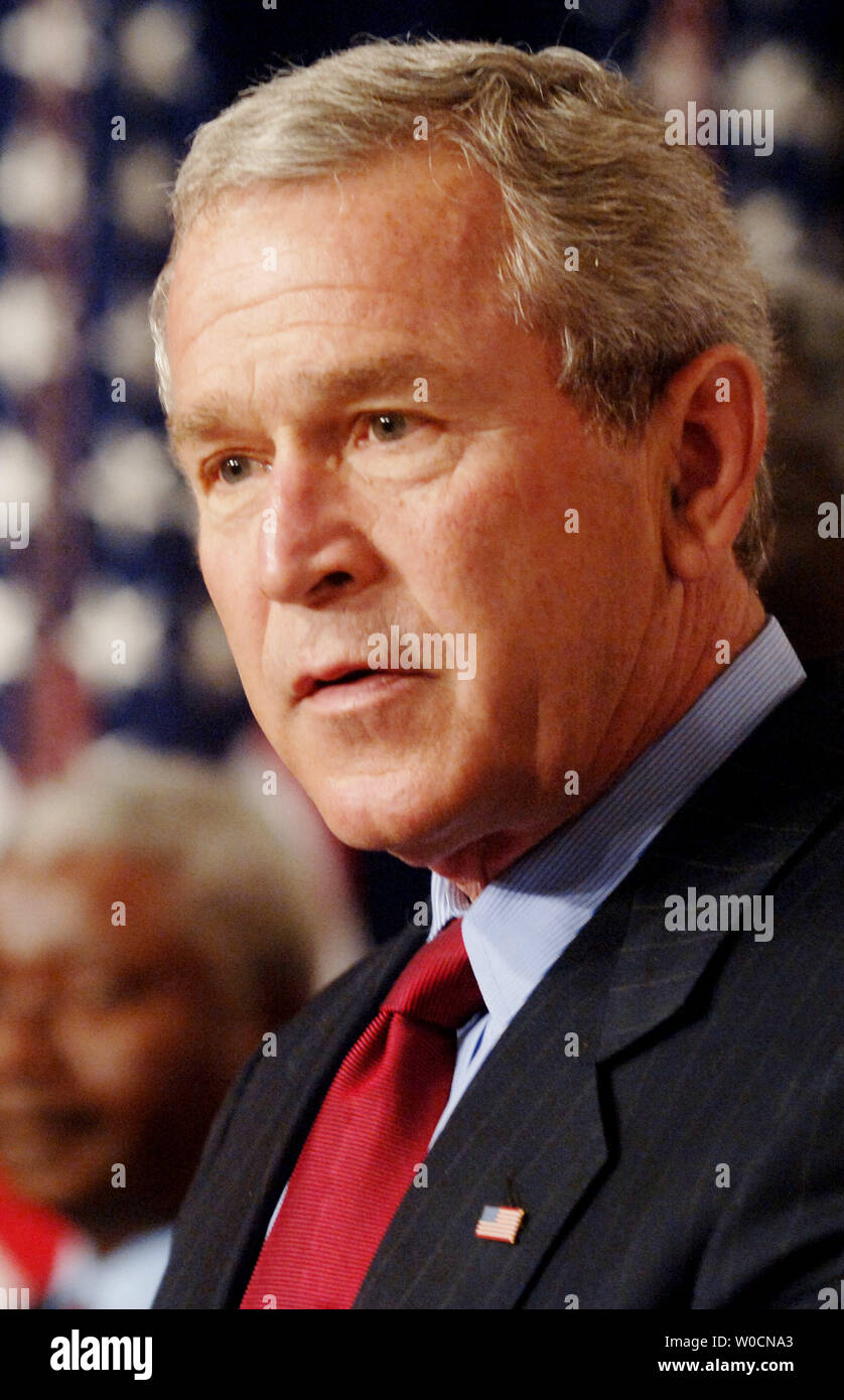 Präsident George W. Bush Adressen Mitglieder der Presse, die mit den Präsidenten von Botswana, Ghana, Mosambik und Namibia, nicht gezeigt, am 13. Juni 2005 in Washington. Die Führer sind in Washington Handel, dept Reduzierung zu besprechen, und der Kampf gegen den Terrorismus. (UPI Foto/Michael Kleinfeld) Stockfoto