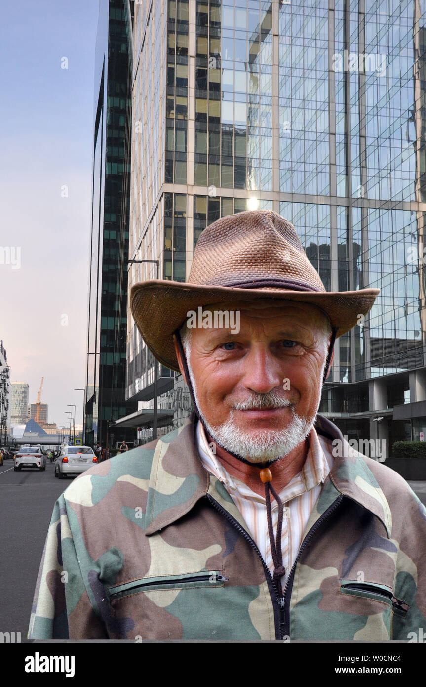 Reisenden mittleren Alters. Porträt einer stattlichen erwachsenen Mann mit grauem Bart und Hut in Camouflage Kleidung Stockfoto