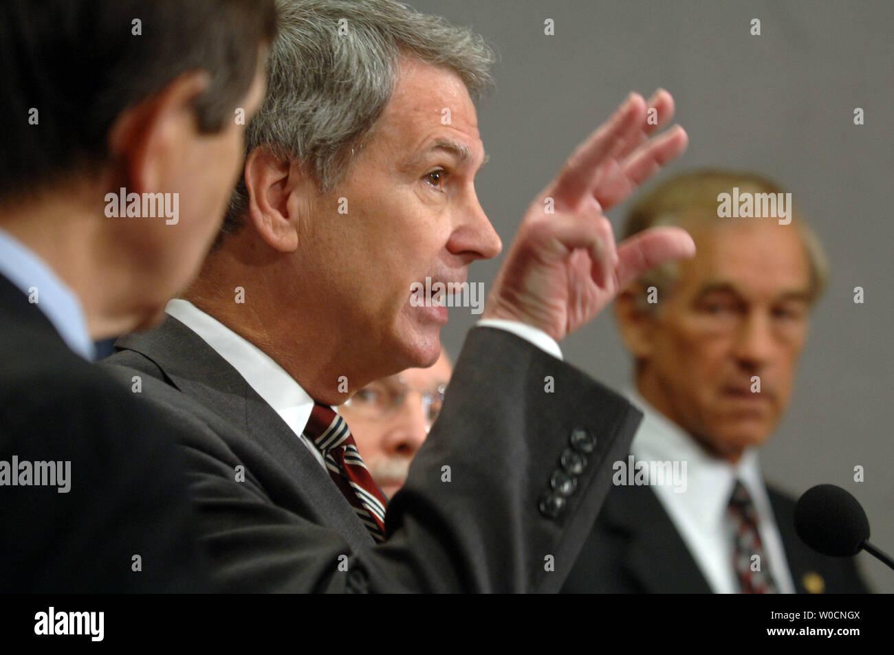 Rep. Walter Jones, R-NC, spricht mit Mitgliedern der Presse bei einer Pressekonferenz am 16. Juni 2005 in Washington. (L und R) Reps. Dennis Kucinich, D-OH, Jones, Rep Neil Abercrombie, D-HW, und Rep. Ron Paul, R-Tx alle kamen zusammen, um eine Rechnung für den Beginn des Truppenabzugs aus dem Irak im Jahr 2006 zu unterstützen. (UPI Foto/Michael Kleinfeld) Stockfoto