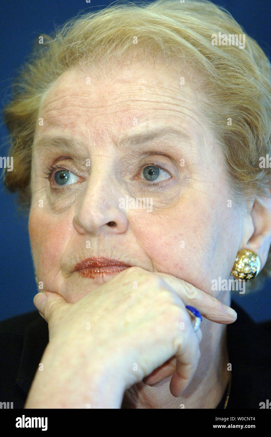 Ehemalige Außenministerin Madeleine Albright beteiligt sich an einer Pressekonferenz des Pew Research Center statt auf Globale Einstellungen gegenüber den Vereinigten Staaten, am 23. Juni 2005 in Washington. Die Angaben zeigte wachsenden Tendenzen der Unzufriedenheit in der militärischen Dominanz Amerikas. (UPI Foto/Michael Kleinfeld) Stockfoto