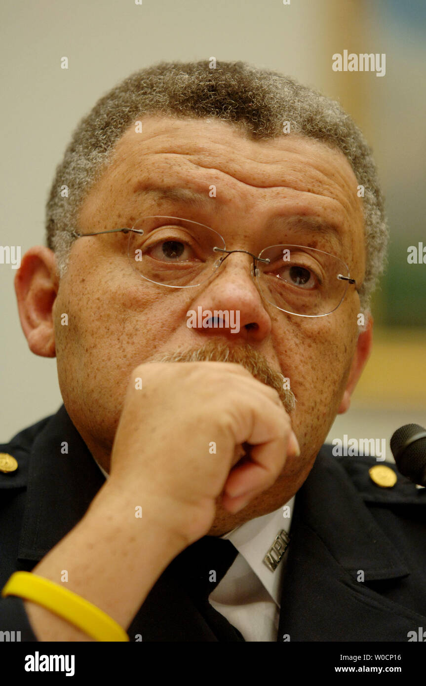 Charles Ramsey, DC-Leiter der Polizei bezeugt vor dem Haus Regierung Reform des Ausschusses am 28. Juni in Washington 2005. Der Ausschuss prüft eine Rechnung, zwingen würde DC zu ändern ist es Gesetze, Handfeuerwaffen und halbautomatischen Waffen. Weder Sitz des Bezirks, noch der Rat der Stadt unterstützt die Rechnung durch die Republikaner im Repräsentantenhaus geschrieben. (UPI Foto/Michael Kleinfeld) Stockfoto
