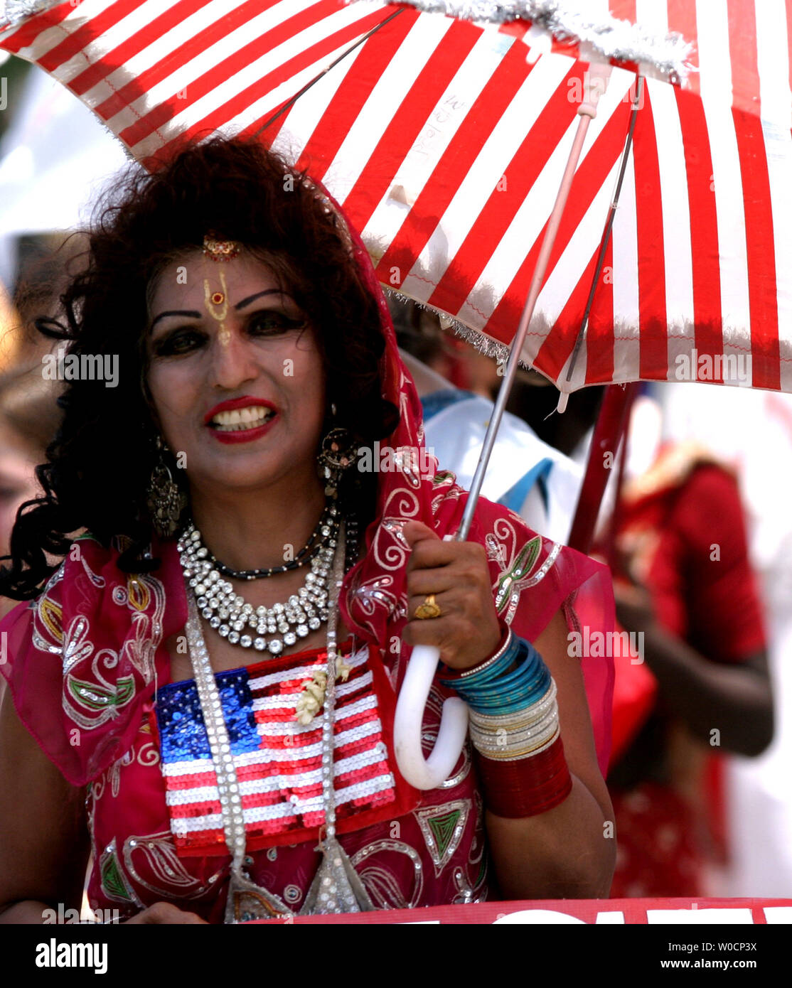 Ein Performer mit dem Hare Krishna Organisation Märsche im America's Independence Day Parade 2005 zur Verfassung Ave, Washington, DC am 4. Juli 2005. (UPI Foto/Kevin Dietsch) Stockfoto