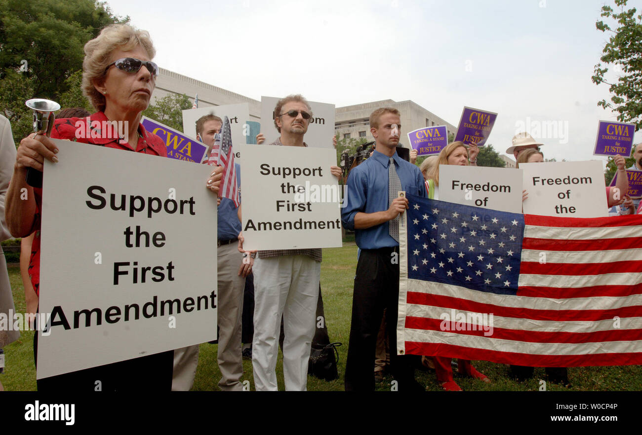 Zeitung Gilde und Kommunikationen Arbeiter von Amerika Verfechter einer Kundgebung für die Rechte von Medien Mitglieder ihre vertraulichen Quellen in der Nähe des U.S. Federal District Court in Washington zu schützen, um zu zeigen, am 6. Juli 2005. Der Protest wurde in Verbindung mit einer Anhörung für das Time Magazin Reporter Matthew Cooper und "New York Times"-Reporterin Judith Miller, die sich geweigert haben, ihre Quelle, die Informationen über eine CIA-Offizier aufgedeckt zu identifizieren. Die beiden könnten auf Verachtung für ihre Weigerung inhaftiert werden. (UPI Foto/Roger L. Wollenberg) Stockfoto